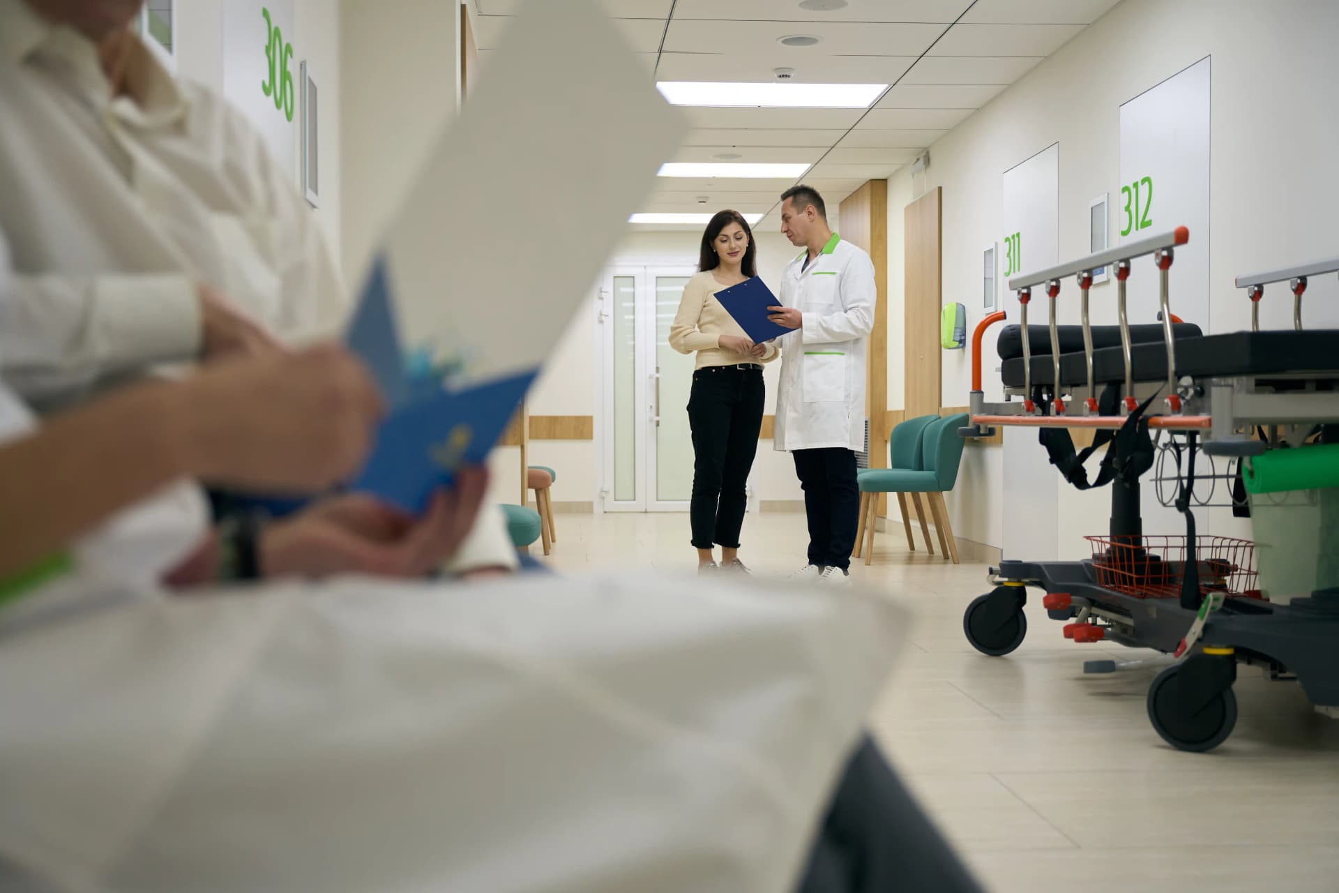 Estetoscópio sobre prancheta médica