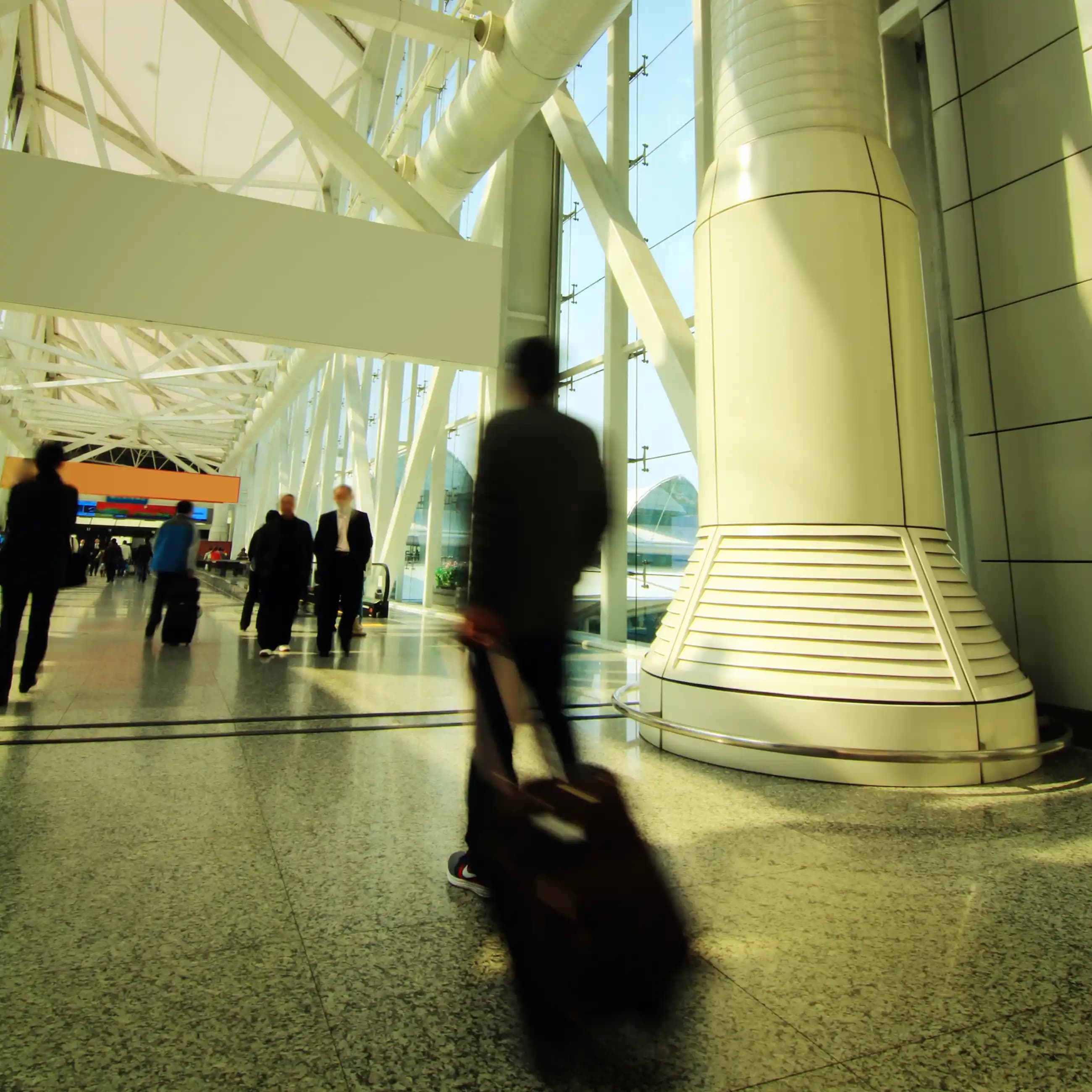 Avião ao pôr do sol com janela de embarque